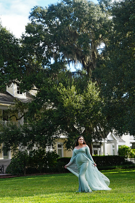 maternity photography featured image outdoor portrait with flowing dress and natural light