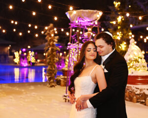 Crest-Hollow-snowy-winter wedding-bride-and-groom-kissing