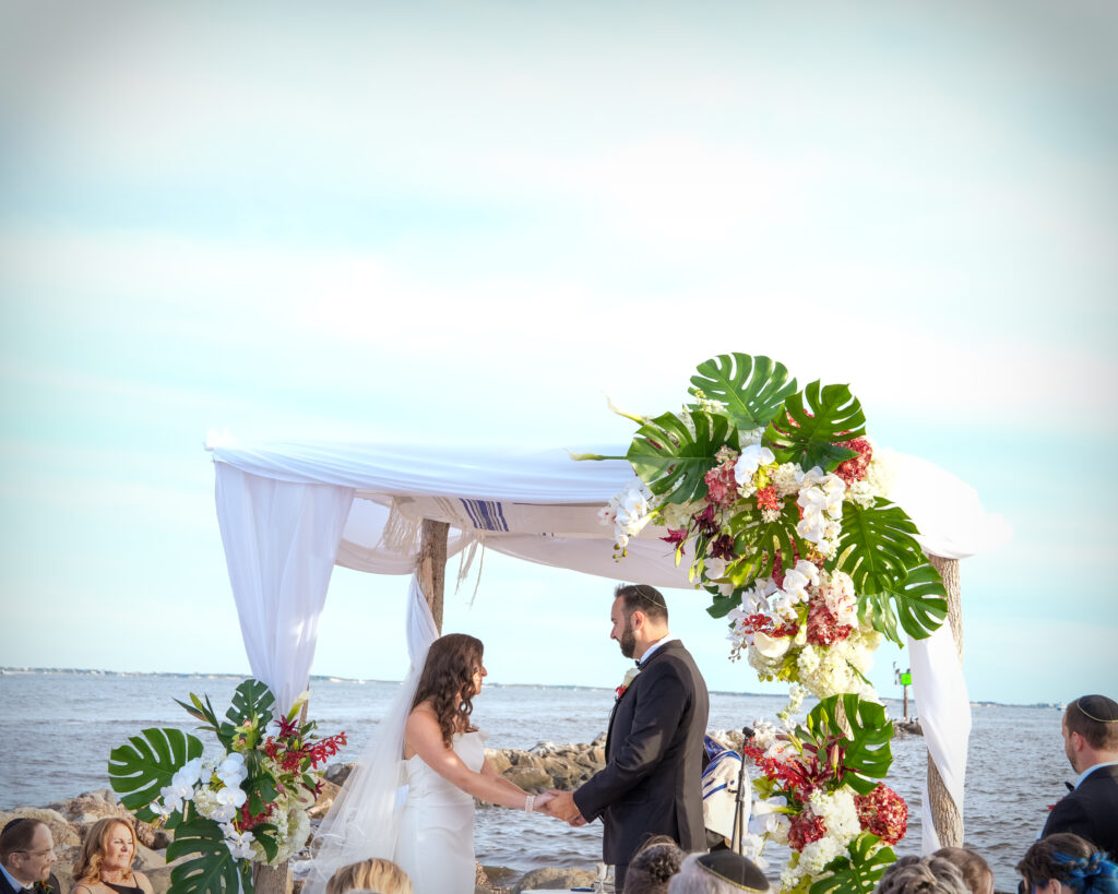 Natural-snowy-winterwedding-couple-flowerfield-st james